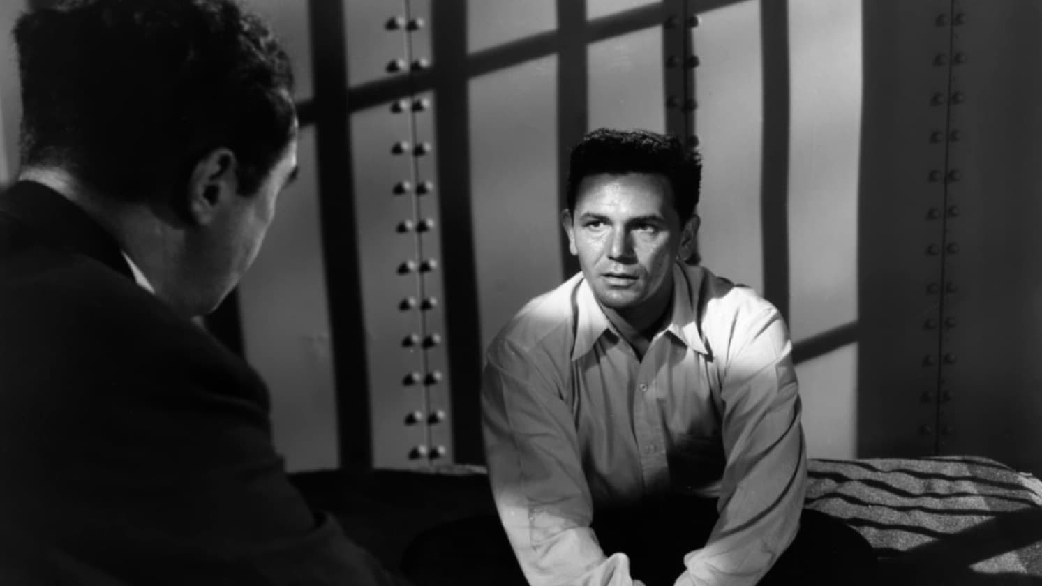 پستچی همیشه دو بار زنگ میزند