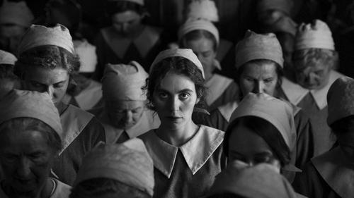 دختری با سوزن