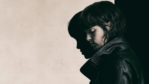 او در تاریکی قدم میزند